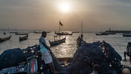 Accra;-Ghana;-Jamestown;-fishing-harbour;-fisherman;-nets;-outboard-motor;-Yamaha;-pirogue;-sunrise;-golden-light;-artisanal-fishing;-motorisation;-Gulf-of-Guinea;-West-Africa;-historic-district;-documentary-photography;-Kaleidos;-Kaleidos-images;-La-parole-à-limage;-Stories-Pictures;-Tarek-Charara